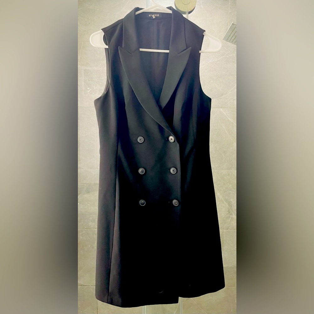 Women’s Express Business MIDI Dress - Size: Medium.
Includes belt.